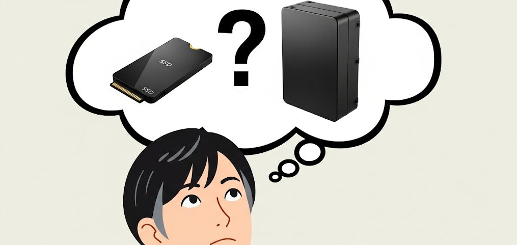 考える日本人男性の頭上に、外付けSSDと外付けHDDのどちらを選ぶべきか疑問符とともに浮かぶフラットイラスト。外付けSSDが本当に自分に必要なのか、デメリットを踏まえて見極める様子。
