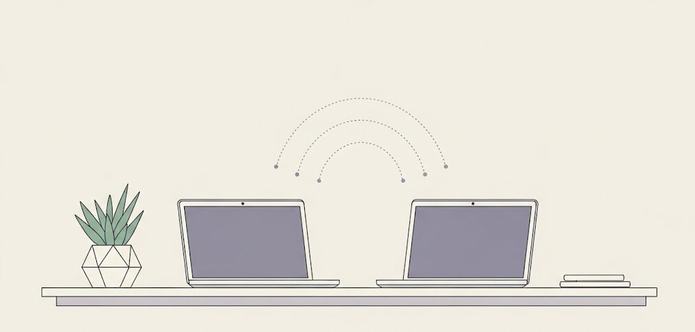 ノートPCをモニター化する際にケーブル不要で便利な無線接続を表すフラットイラスト。2台のノートパソコンがデスク上に置かれ、ワイヤレスで接続されている様子が描かれています。配線の煩わしさがなく、スマートな作業環境を構築できるメリットを表現。
